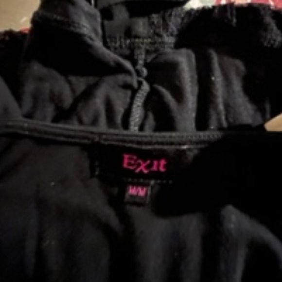 Top lasé noir avec un ruban de satin.  Grandeur Small, Médium.  Extensible - Picture 5 of 5